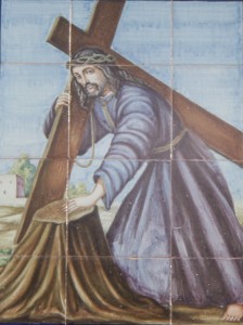 Mural de azulejos del Santísimo Cristo del Paño presente en la puerta de la casa de Santo Custodio